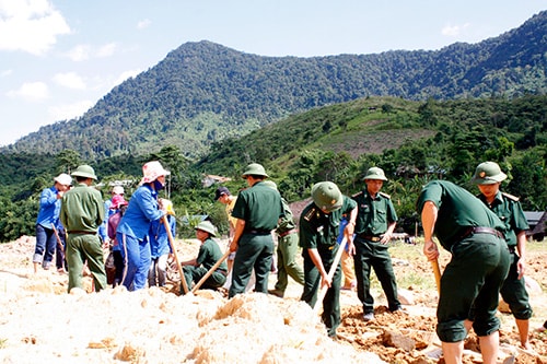 Các chiến sĩ biên phòng cùng bà con khai hoang làm lúa nước.