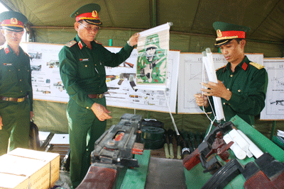 Thiếu tướng Nguyễn Viết Hoàng, Phó Tham mưu trưởng Quân khu 5 kiểm tra mô hình học cụ huấn luyện tại Trung đoàn 885.