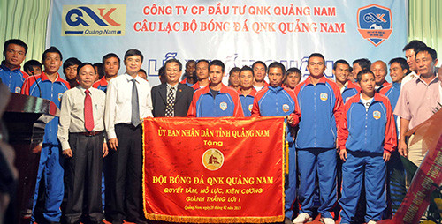 Phó Chủ tịch Thường trực UBND tỉnh Nguyễn Ngọc Quang tặng cờ xuất quân cho đội bóng QNK Quảng Nam.Ảnh: TƯỜNG VY
