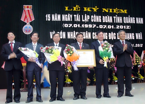 Liên đoàn Lao động tỉnh đón nhận Huân chương Độc lập hạng Nhì vào năm 2012.Ảnh: D.LỆ