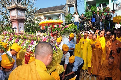 Linh cữu của Hòa thượng Thích Chơn Ngộ được nhập vào Bảo tháp tại chùa Tịnh Độ. 