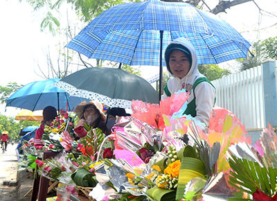 Một điểm bán hoa gây quỹ từ thiện của các nhóm từ thiện trên địa bàn TP.Tam Kỳ.