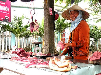 Cần kiểm sát chặt việc giết mổ heo ở vùng đệm. Ảnh: MAI NHI