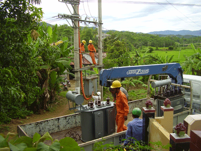 Công ty Điện lực Quảng Nam đầu tư mở rộng phụ tải lên vùng cao.                                                                                                                      Ảnh: Đ.H