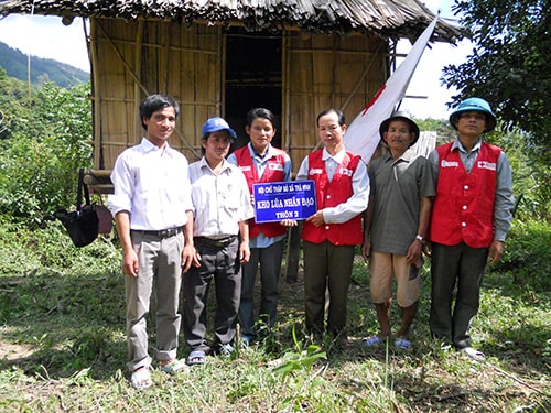 Hội Chữ thập đỏ Nam Trà My và chính quyền xã Trà Vinh gắn biển “Kho lúa nhân đạo” ở thôn 2.