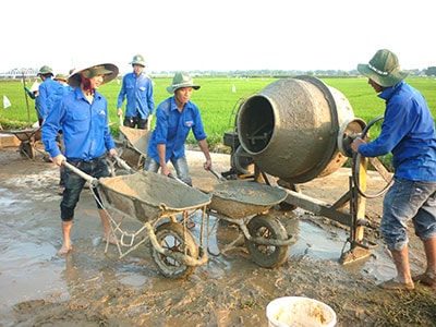 Tuổi trẻ Điện Thọ giúp dân làm đường giao thông nông thôn trong Tháng Thanh niên 2013.