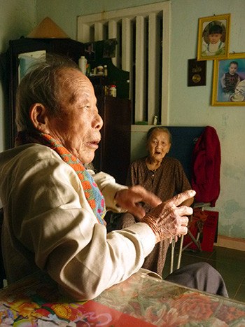 Vợ chồng ông Nguyễn Khôi nói về lịch sử chợ Chùa.