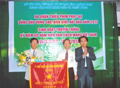 Trung tâm Phát hành phim và chiếu bóng Quảng Nam nhận cờ thi đua của UBND tỉnh năm 2012.