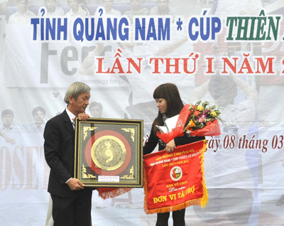 Ban tổ chức giải bóng chuyền nữ tỉnh năm 2013 trao cờ cho nhà tài trợ - Công tư CP Đầu tư và xây dựng Thiên An Khương.Ảnh: A.S