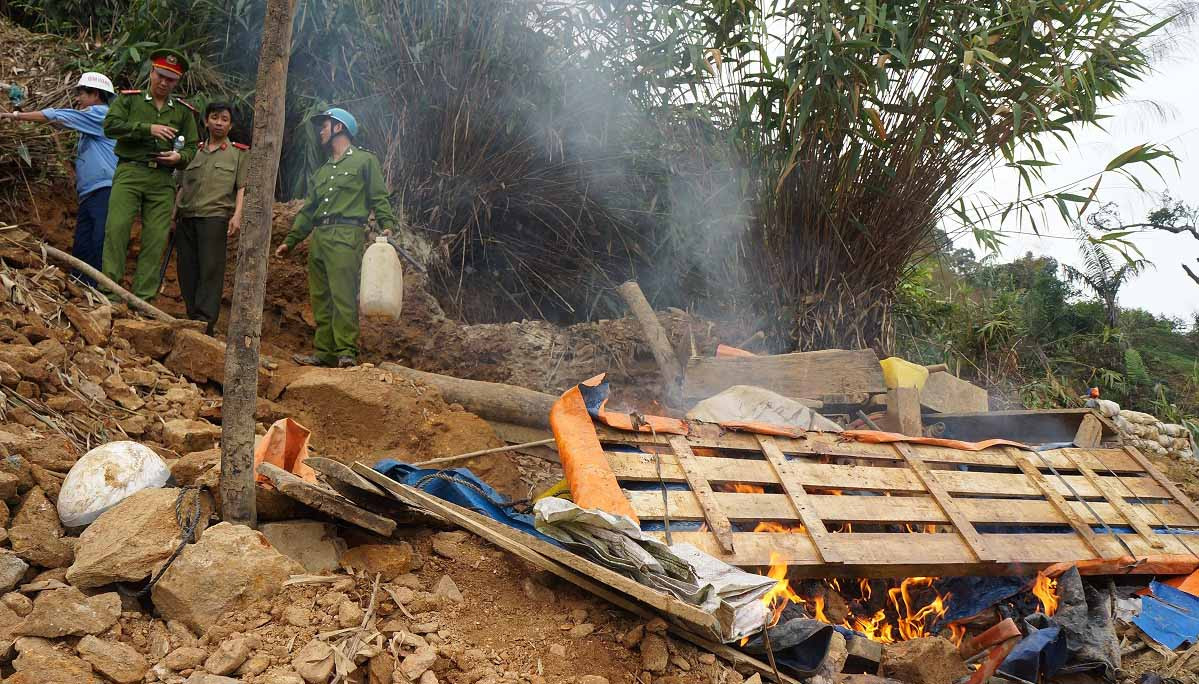 Lực lượng truy quét tiêu hủy máy nổ và lán trại tại khu vực thai thác vàng trái phép ở xã Tam Lãnh, Phú Ninh.