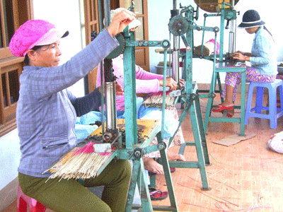 Sản xuất hương bằng máy tại làng nghề Quán Hương đã tăng năng suất 5 - 6 lần. Ảnh: Q.VIỆT
