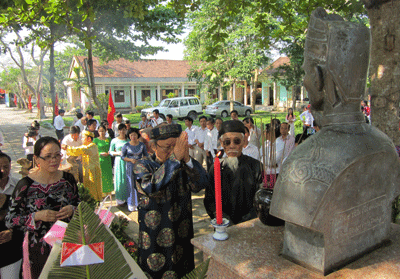 Tượng cụ Phạm Phú Thứ trong khuôn viên trường THPT Phạm Phú Thứ.Ảnh: CÔNG TÚ