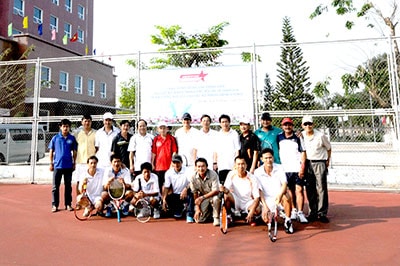  Vận động viên CLB tennis Hùng Vương (Tam Kỳ) và Hội An chụp hình lưu niệm trước giải đấu.