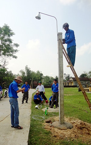 Thanh niên tình nguyện Khối Doanh nghiệp thực hiện công trình “Điện chiếu sáng đường thôn” tại thôn An Thiện, xã Tam An, Phú Ninh.Ảnh: Nguyễn Hợi