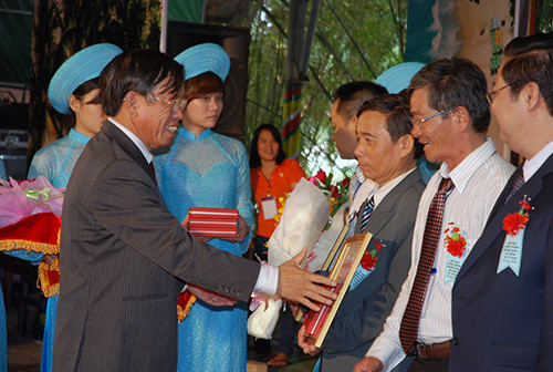 Chủ tịch UBND Lê Phước Thanh trao bằng khen cho những cá nhân có nhiều đóng góp cho hoạt động đồng hương của Quảng Nam tại TP.HCM.