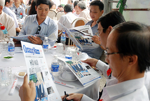 Đọc những thông tin về đồng hương trên báo Quảng Nam được phát hành tại TP. HCM.