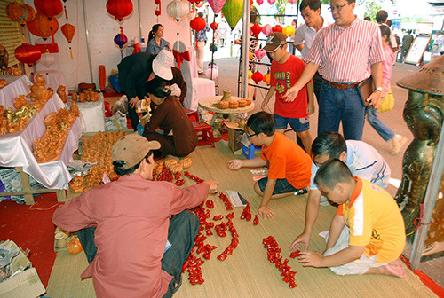 Thế hệ người Quảng trẻ rất háo hức với những sản phẩm truyền thống của quê hương như con tò he của gốm Thanh Hà.