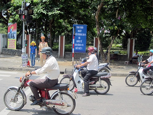 Cần tuyên truyền sâu rộng cho người dân biết trước khi thu phí mô tô. Ảnh: CÔNG TÚ