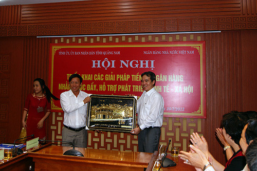 Chủ tịch UBND tỉnh Lê Phước Thanh tặng quà lưu niệm cho Thống đốc Ngân hàng Nhà nước Nguyễn Văn Bình.