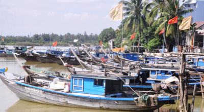  Nhờ dự báo thời tiết chính xác mà ngư dân chủ động đưa tàu thuyền trú bão an toàn.  Trong ảnh: Neo đậu tàu thuyền ở Cửa Đại, TP.Hội An.Ảnh: T.H