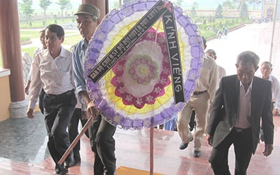 Cán bộ, chiến sĩ đến dâng hương tưởng niệm các anh hùng liệt sĩ tại đền liệt sĩ huyện.