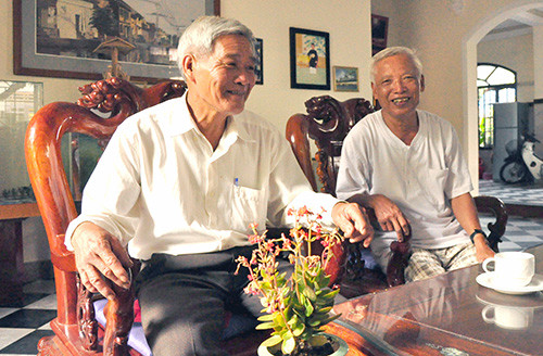 Ông Nguyễn Văn Trước (trái) và ông Nguyễn Hưng kể lại thời khắc giải phóng xã đảo Tân Hiệp.Ảnh: GIANG HẢI