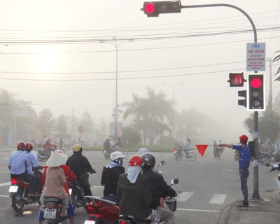 Sinh viên trường Cao đẳng Kinh tế - kỹ thuật Quảng Nam tham gia điều tiết giao thông trên đường Hùng Vương (Tam Kỳ).