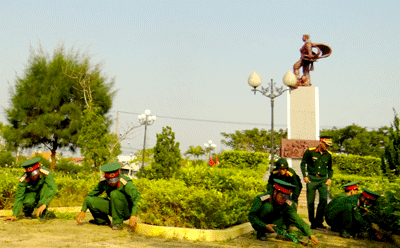 Chiến sĩ trẻ Trung đoàn 885 tham gia “Chủ nhật xanh tình nguyện”.