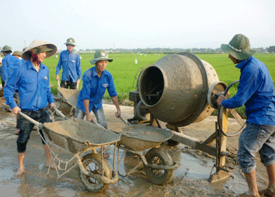 Thanh niên Điện Bàn làm đường giao thông nông thôn.