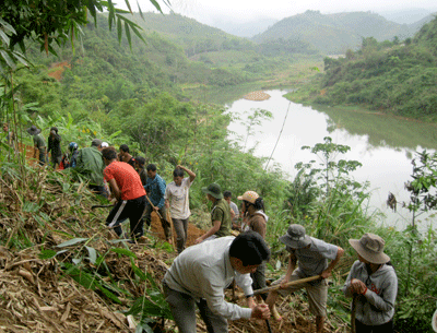 Tuổi trẻ Đông Giang tham gia xây dựng nông thôn mới tại xã Ma Cooih.