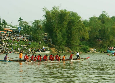 Đua thuyền, một hoạt động không thể thiếu trong ngày lễ hội Bà Thu Bồn.