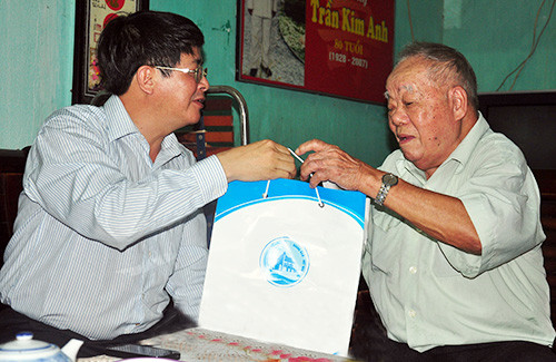 Bí thư Tỉnh ủy Nguyễn Đức Hải tặng quà ông Trần Kim Anh.