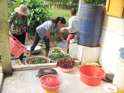 Chăm lo bữa ăn đầy đủ cho công nhân. Ảnh: D.L