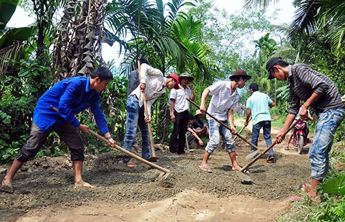 Thanh niên Tiên Lãnh sửa đường giúp dân. Ảnh: V.ANH