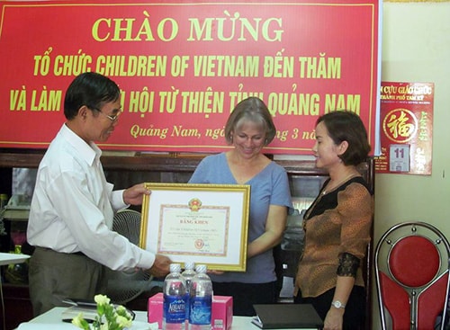 Thừa ủy nhiệm Ủy ban tỉnh, Phó Chủ tịch Hội Từ thiện tỉnh Võ Hồng Binh trao bằng khen cho đại diện tổ chức COV vì có những đóng góp xây dựng và phát triển kinh tế - xã hội tỉnh.