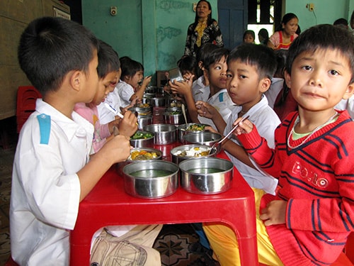 Bữa ăn trưa tại trường Tiểu học Tà Bhing. Ảnh:  NGUYỄN DƯƠNG