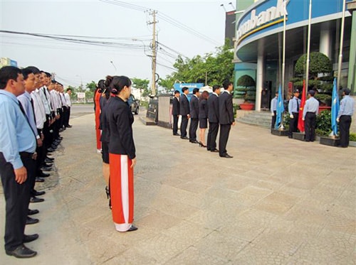 Dù đi học hay đi làm, lễ chào cờ thiêng liêng cần được duy trì để nhắc nhớ trách nhiệm mỗi người đối với Tổ quốc.  Ảnh: HẰNG SA