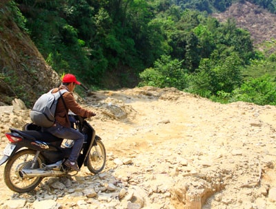 Trắc trở đường vào làng Boa.Ảnh: PHƯƠNG GIANG