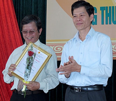 Nhạc sĩ Phan Văn Minh (trái) nhận tặng thưởng năm 2011. Ảnh: P.C.A