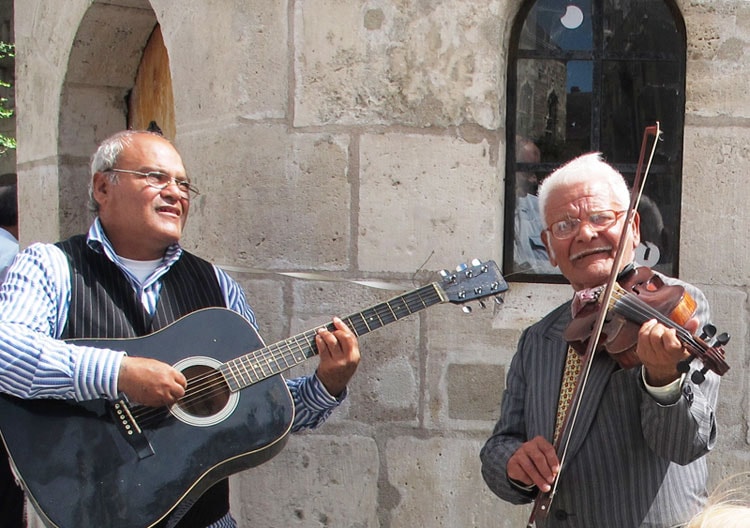 Song tấu tại pháo đài Ngư phủ bên dòng sông Danube - Hungary.