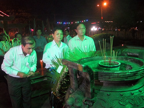 Các đoàn đại biểu viếng hương Nghĩa trang liệt sĩ xã.