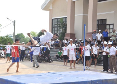 Nội dung nhảy cao của Giải điền kinh Đại hội TDTT huyện Phú Ninh.