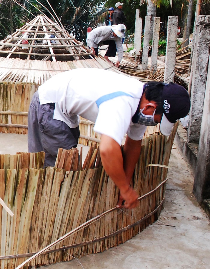 Nghề làm nhà lá tạo thu nhập ổn định cho người lao động.