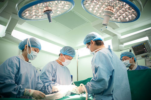 Bệnh viện Đa khoa Quốc tế Vinmec với trang thiết bị hiện đại, đội ngũ chuyên gia giỏi sẽ trực tiếp phẫu thuật trong chương trình phẫu thuật từ thiện này.