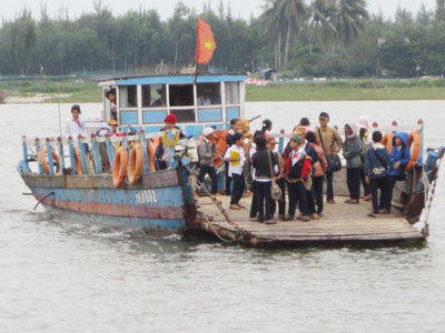 Kiên quyết xử phạt những hành vi vi phạm TTATGT như thế này. Ảnh: C.T