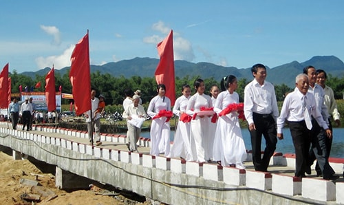 Cụ Nguyễn Tráng (người đi đầu) trong ngày khánh thành cầu Vạn Buồng .Ảnh:H.THƠ