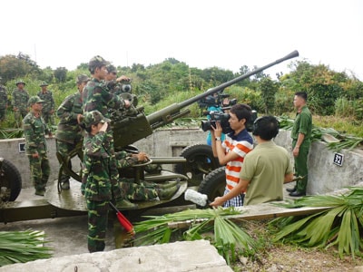 Ghi hình cho chương trình “Chúng tôi là chiến sĩ”.                                                  Ảnh: NG.DIỆP