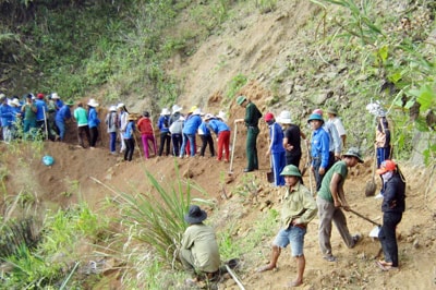 Hơn 60 thanh niên và CBCS Đồn BP La ÊÊ tổ chức giúp nhân dân thôn Đắc Ngọl làm đường.