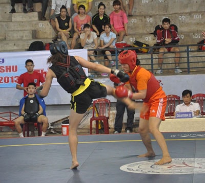 Vận động viên Nguyễn Thị Tân An (phải) tham gia thi đấu tại giải vô địch Wushu toàn quốc 2013 tại Quảng Ngãi.