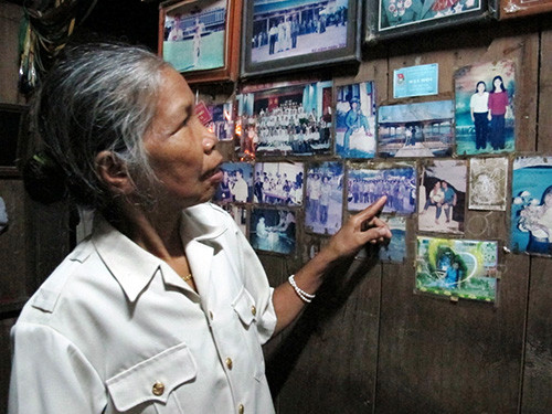 Bà Zơrâm Thị Nhoi bên những tấm ảnh kỷ niệm cùng đồng đội từng một thời vào sinh ra tử.  Ảnh: HỨA CHUNG